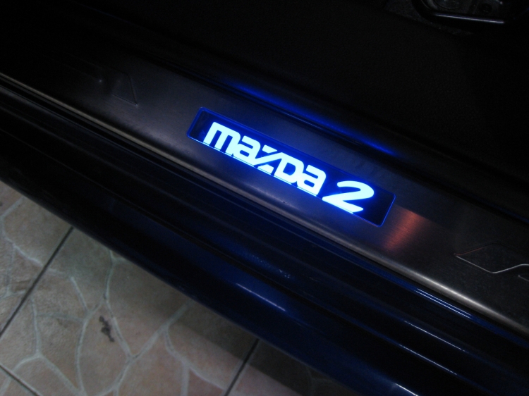 ชุดแต่ง ชุดไฟส่องเท้า  ชายบันไดมีไฟ Mazda2 2020