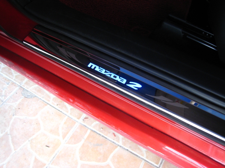 ชุดแต่ง ชุดไฟส่องเท้า  ชายบันไดมีไฟ Mazda2 2020